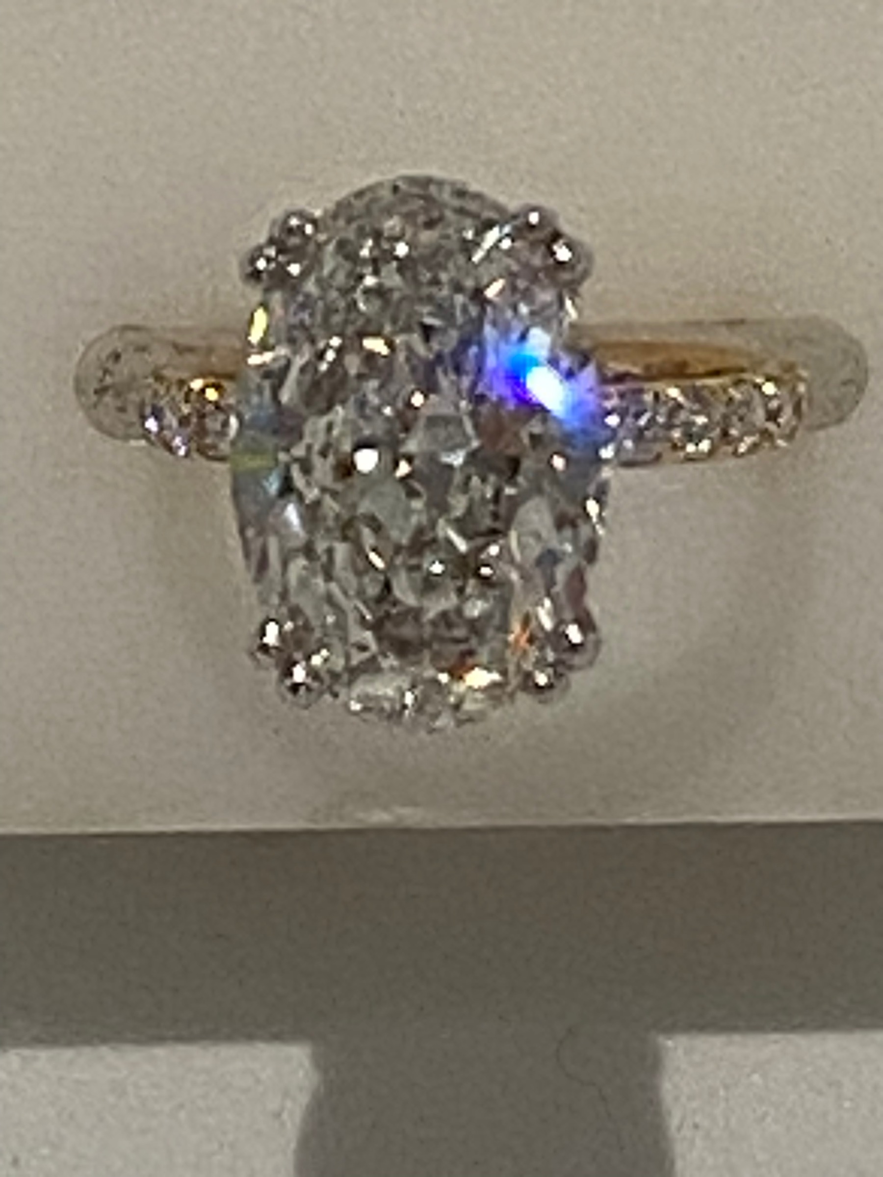 Oval solitaire