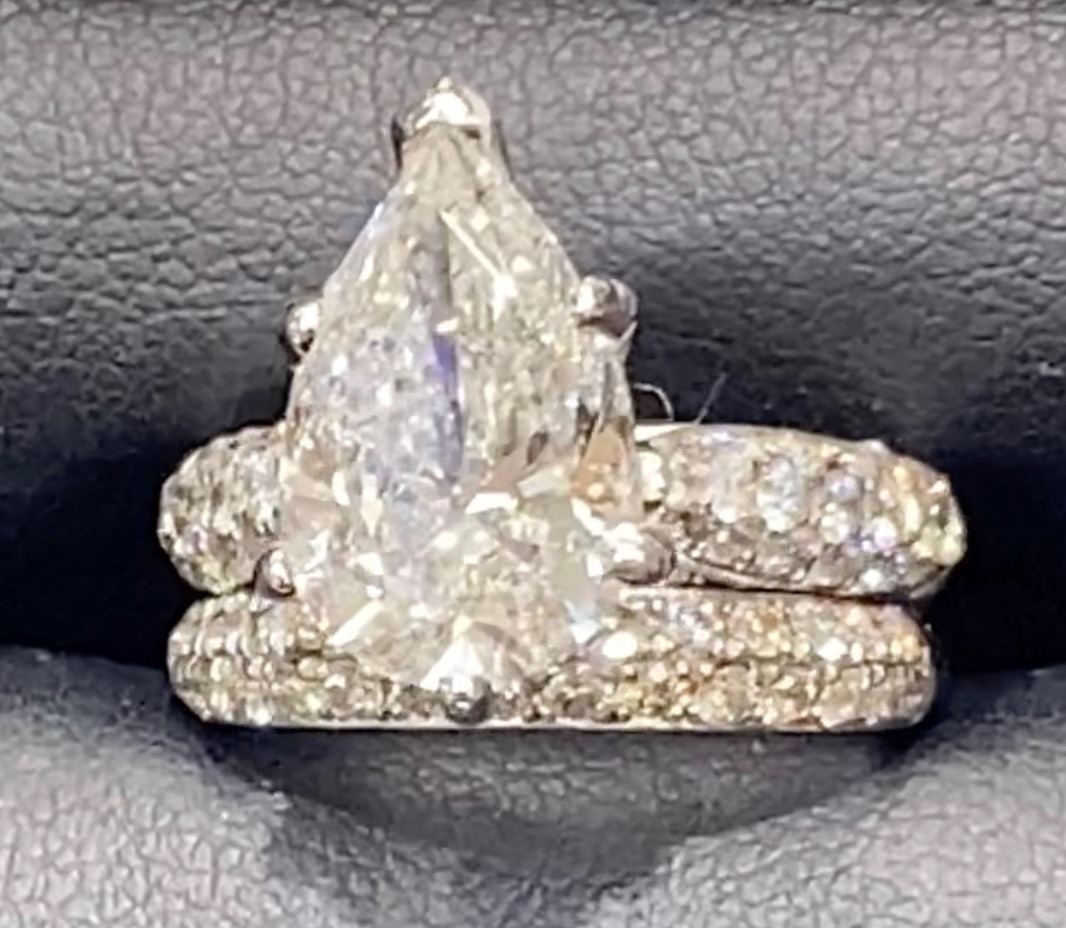 Pear-shape with pave bridal set